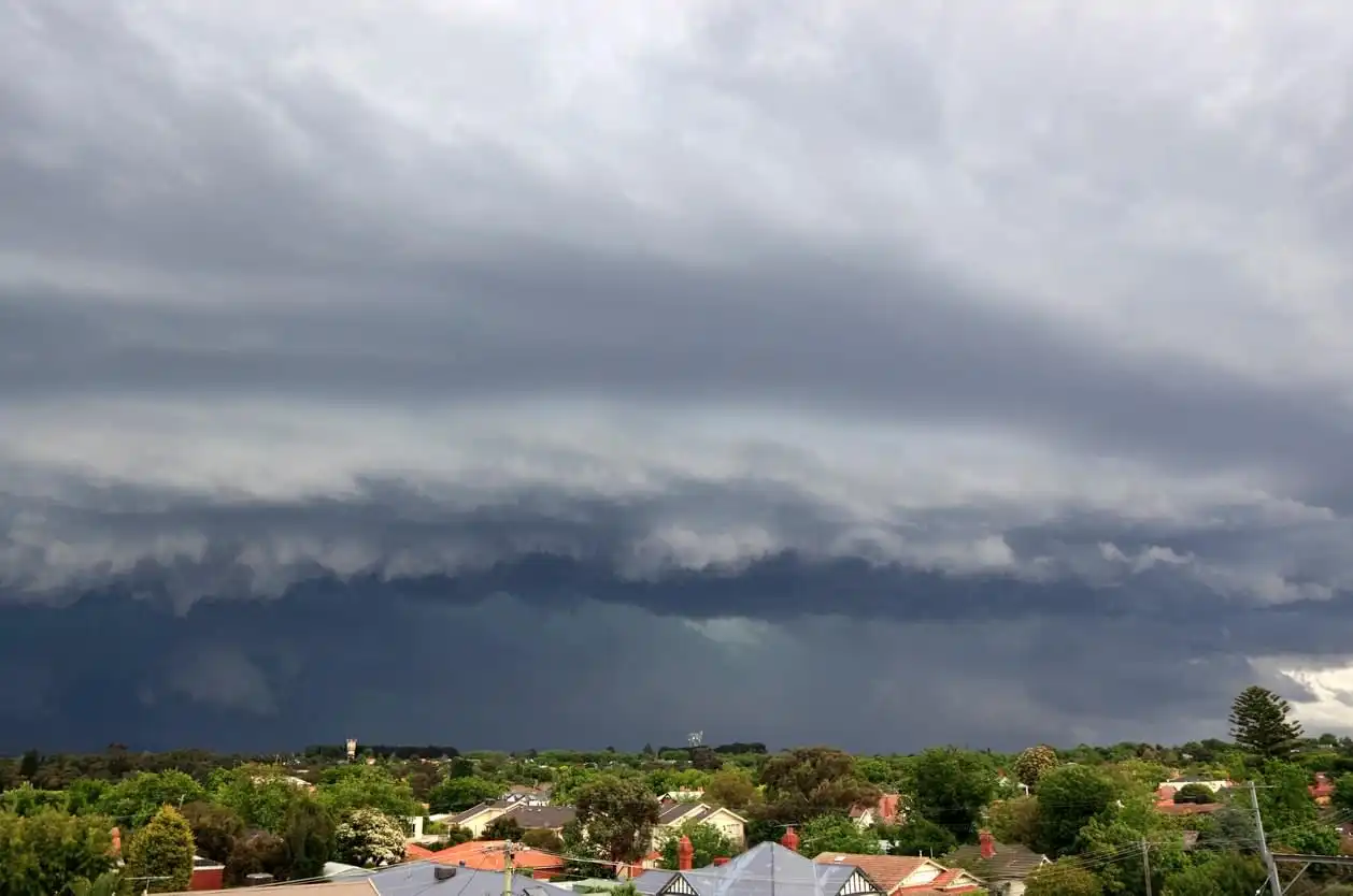 gloomy-weather-over-houses